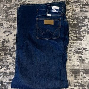 Women’s wrangler Jeans ( see flaws )